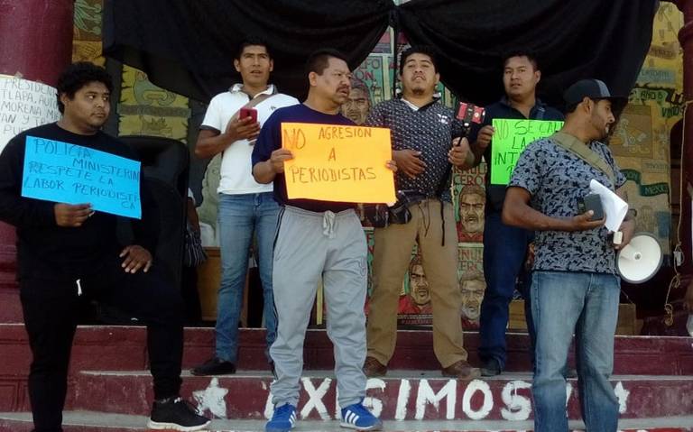 Protestan periodistas en Tlapa ante agresiones de militares y ministeriales