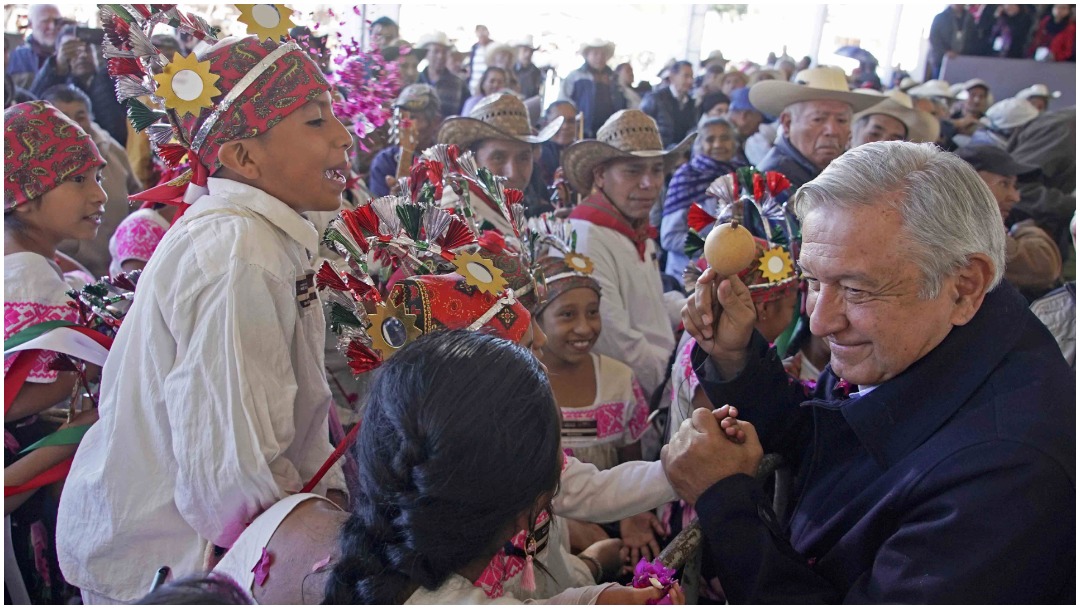 AMLO promete construir universidad especializada en lenguas indígenas