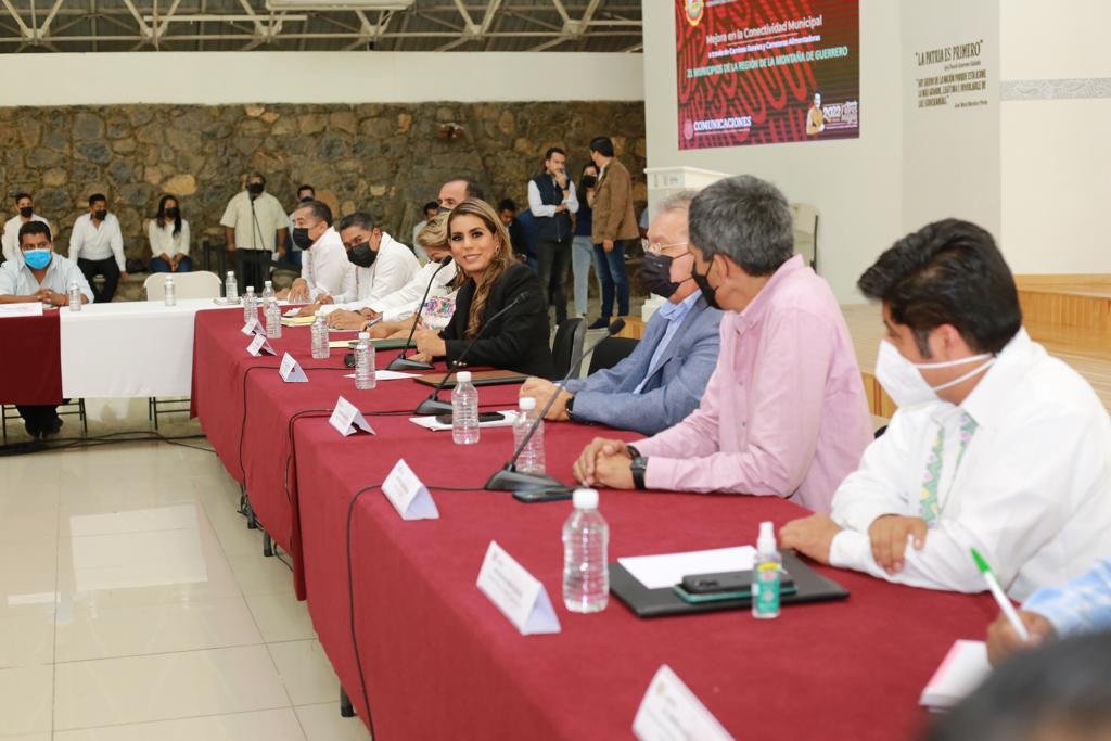 Encabeza Evelyn mesa de trabajo para pavimentación de caminos en la Montaña