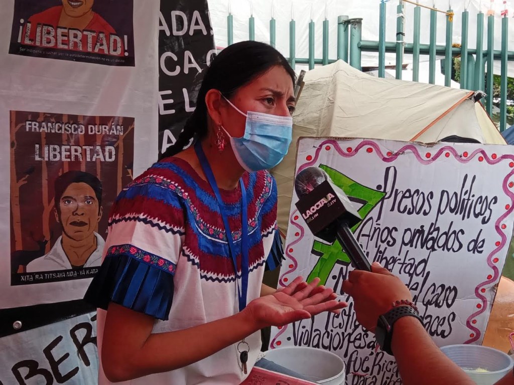Con bordados y cantos en mazateco exigen justicia y libertad para presos políticos de&nbsp;Oaxaca