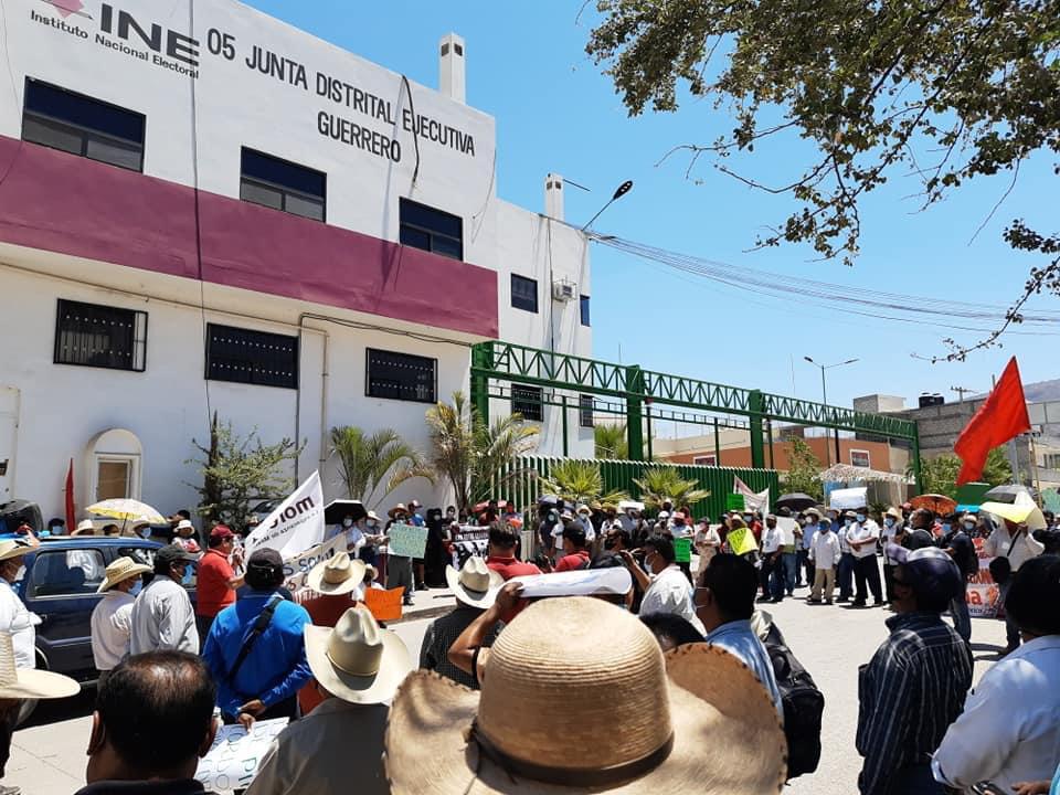 MARCHAN EN TLAPA CONTRA EL INE