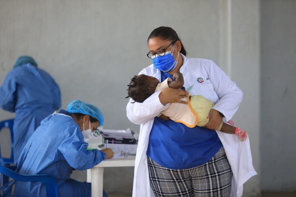 Federación, estado y municipio brindan ayuda humanitaria a migrantes haitianos en tránsito por Acapulco