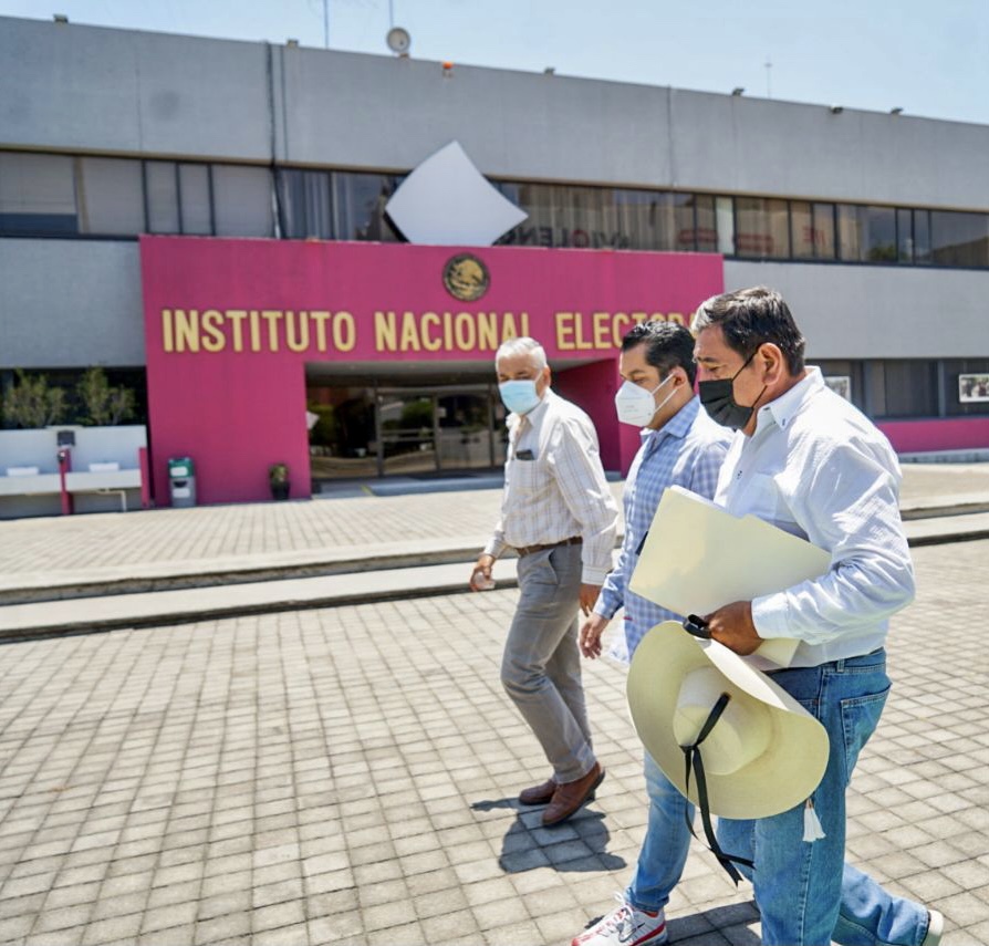 Entregó Félix impugnación al INE acompañado de cientos de guerrerenses
