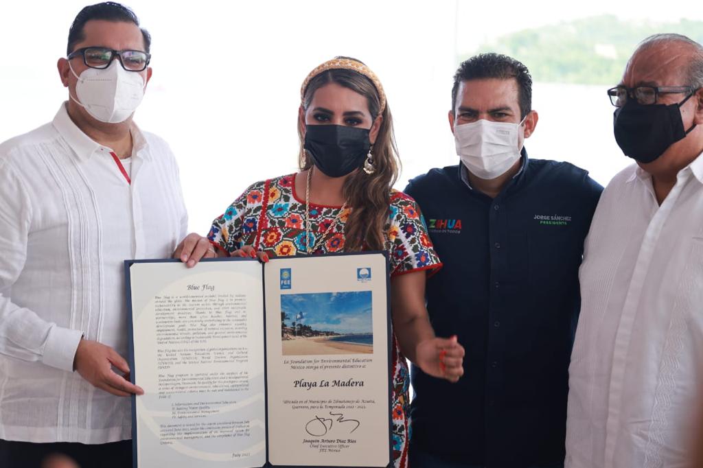 Evelyn Salgado iza bandera Blue Flag en playa de&nbsp;Zihuatanejo