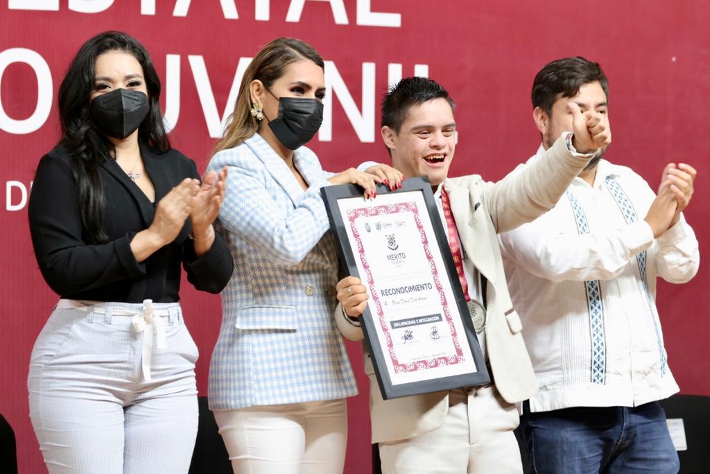 De la Montaña, ganador de un Premio al Mérito Juvenil