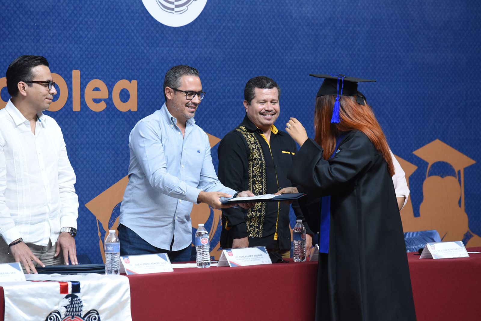 Asiste René Posselt a clausura de generación de Comunicación y Mercadotecnia de la UAGro
