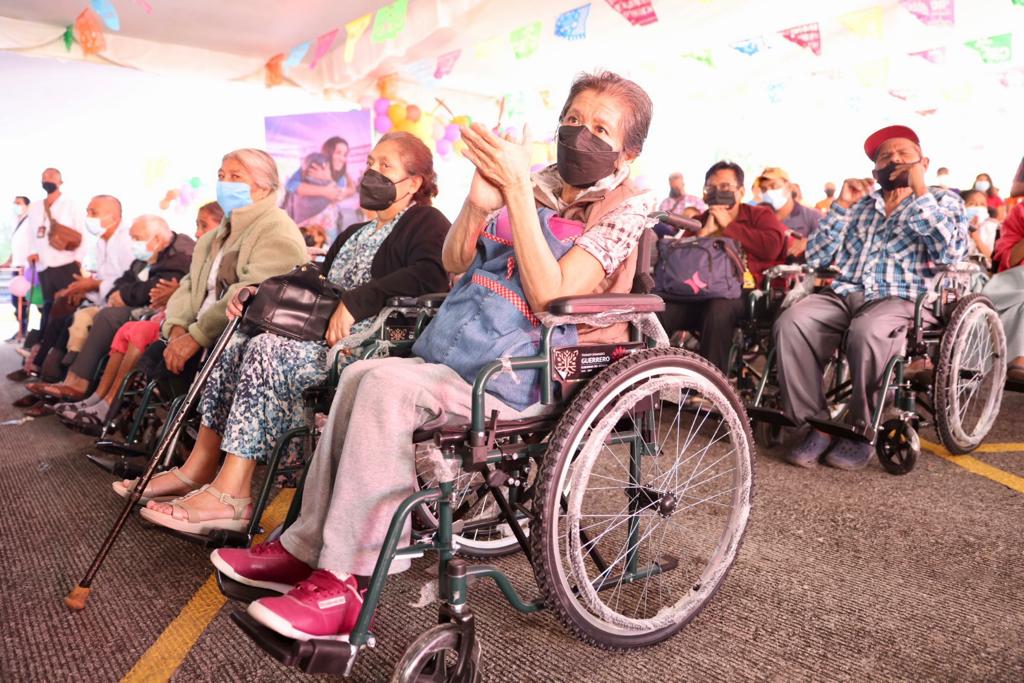 Encabezan Evelyn Salgado y Liz Salgado entrega mensual de aparatos funcionales del DIF Guerrero