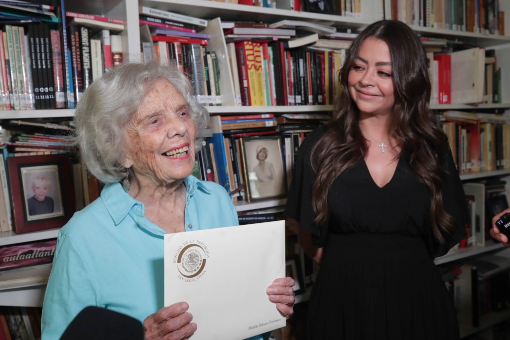 Senadoras notifican a Elena Poniatowska que será galardonada con Medalla Belisario&nbsp;Domínguez