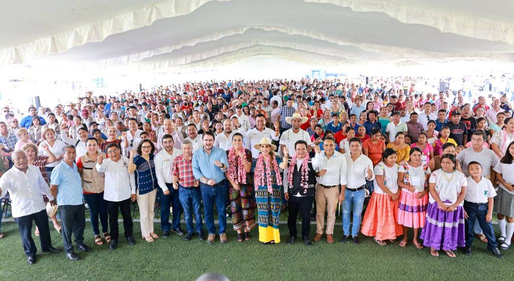 El pueblo de Ayutla recibe a Evelyn