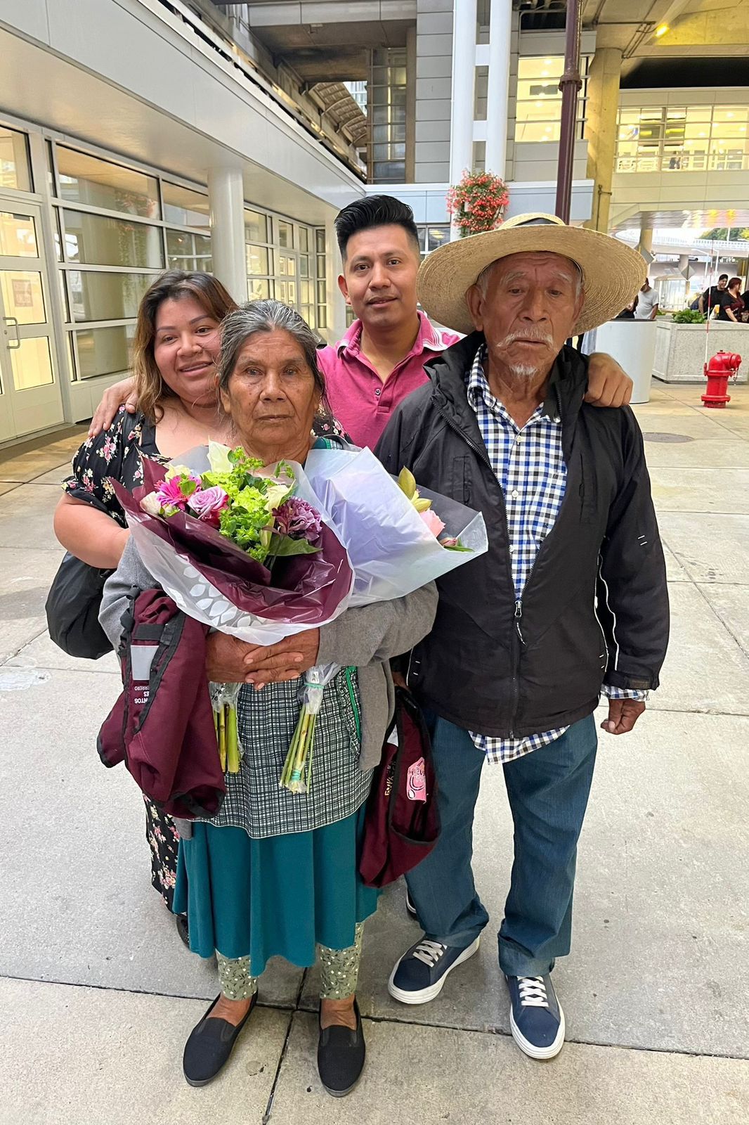 Logra la gobernadora el reencuentro de 38 adultos mayores con familiares en Chicago