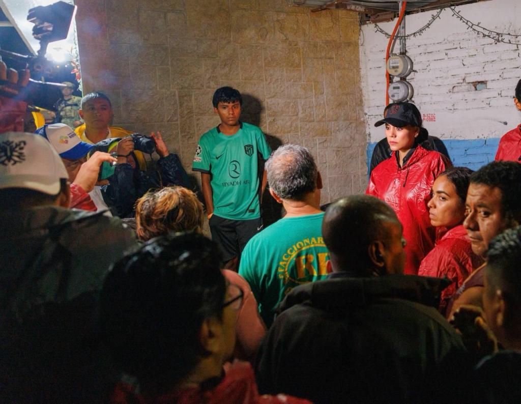 Evelyn Salgado atiende la contingencia por inundación en la colonia Galeana de&nbsp;Chilpancingo