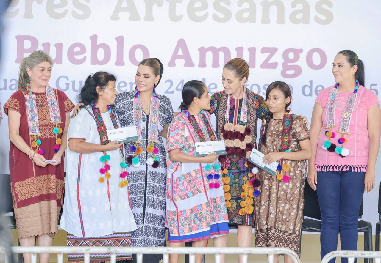 Claudia Sheinbaum y Evelyn Salgado entregan créditos a mujeres amuzgas para impulsar la comercialización de huipiles y telar de cintura