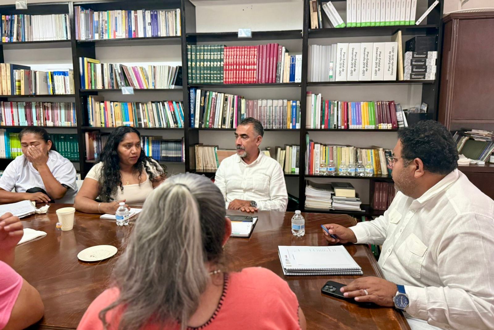 Atiende gobierno de Guerrero a familias desplazadas de la región Centro