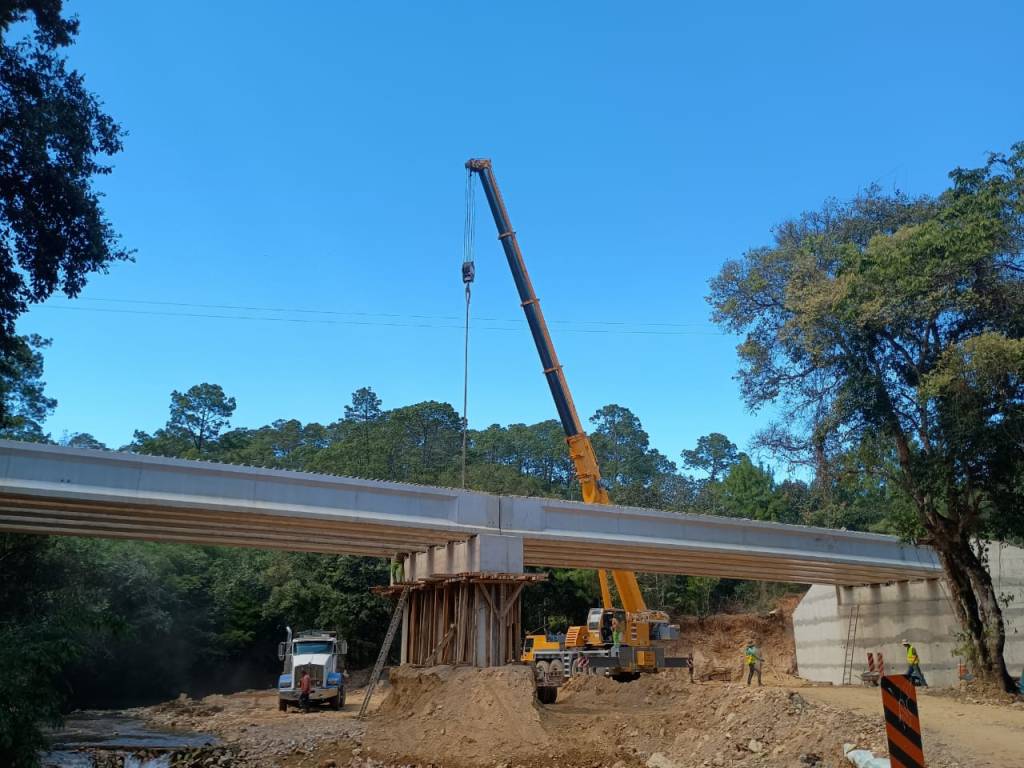 Avance del 70% la construcción del puente vehicular Arroyo Campana en San Luis&nbsp;Acatlán